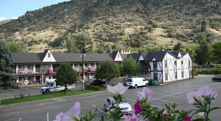 Outside the Hotel 2 - Friendly Hotel in Glenwood Springs, CO