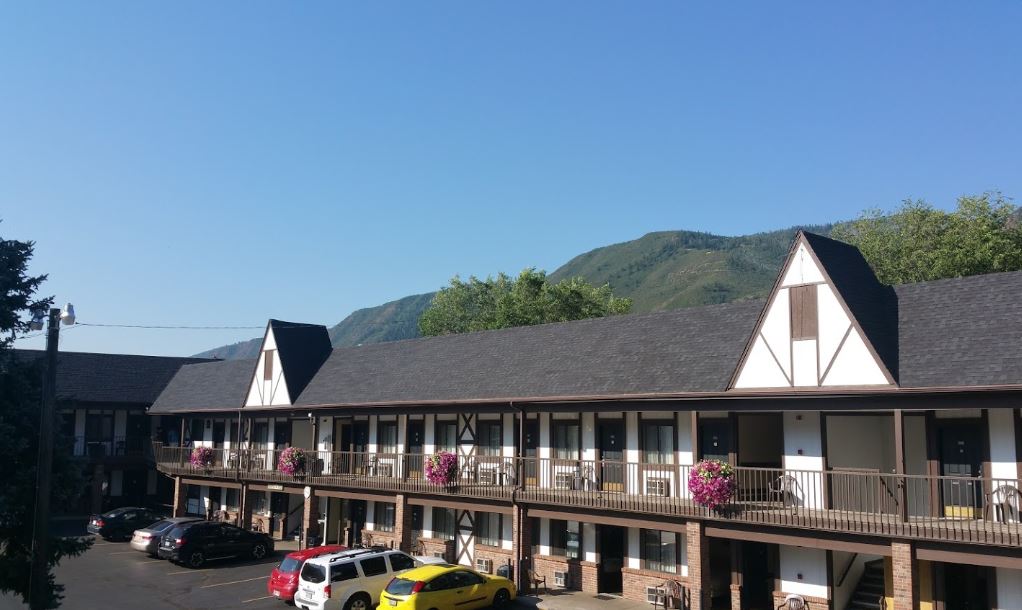 Angular View of the Hotel - Friendly Hotel in Glenwood Springs, CO