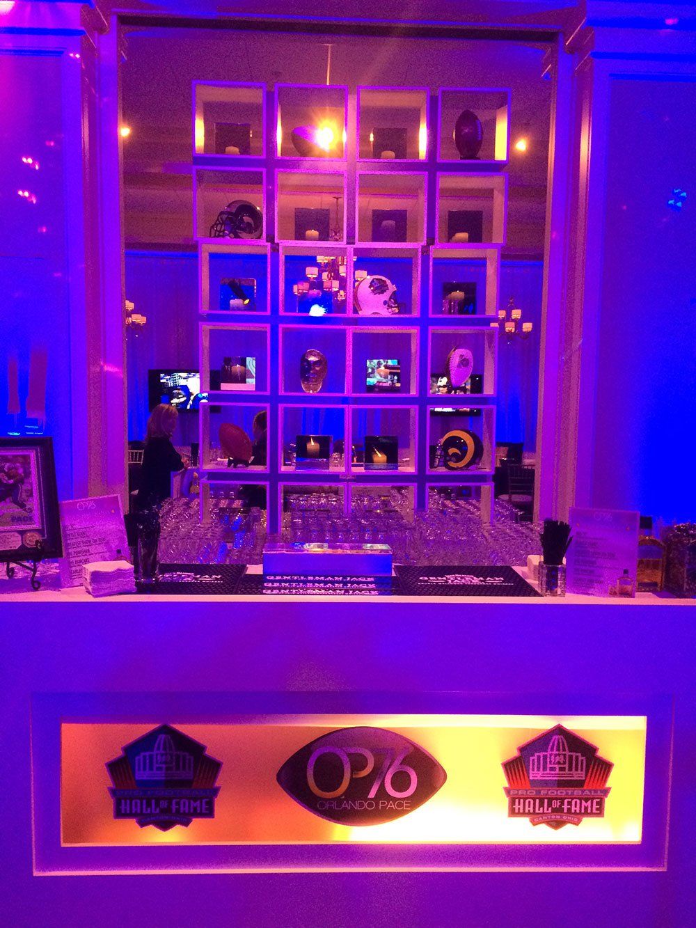 a bar with a sign that says op6 on it