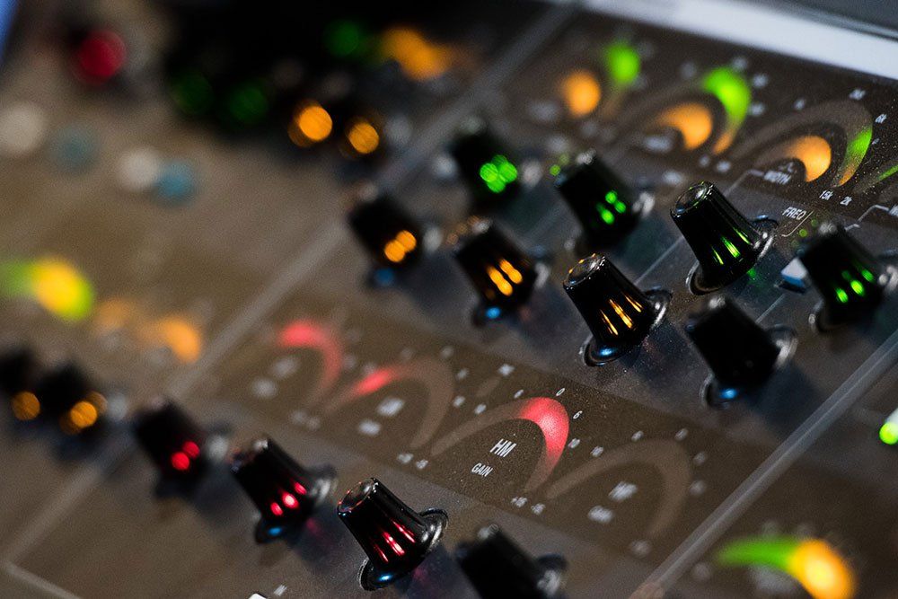 a bunch of knobs with one that says hi on it