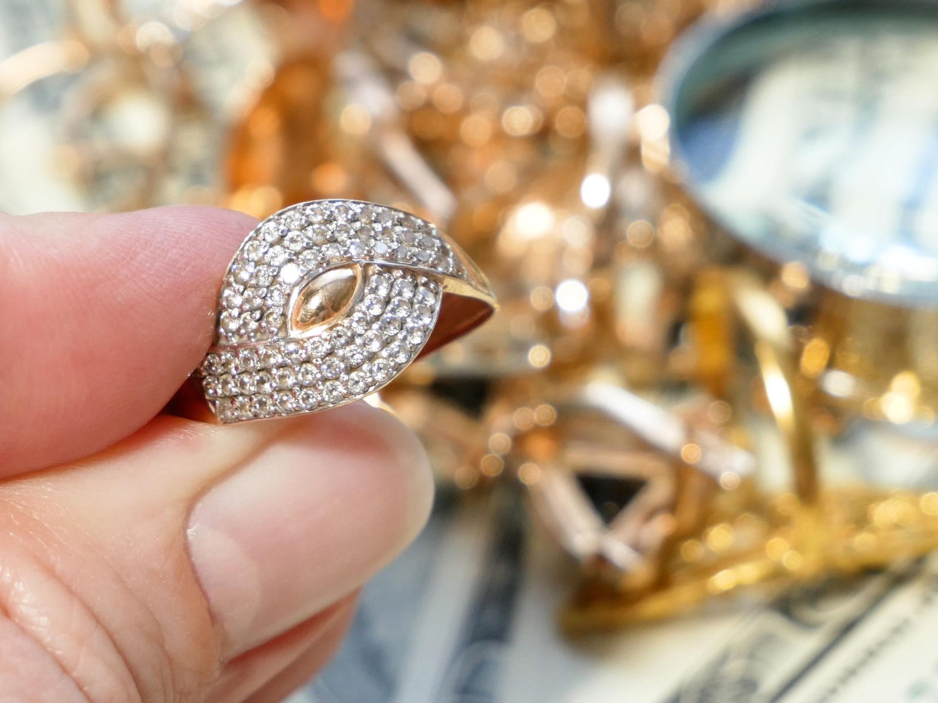 Jewelry scrap of gold and silver and money.