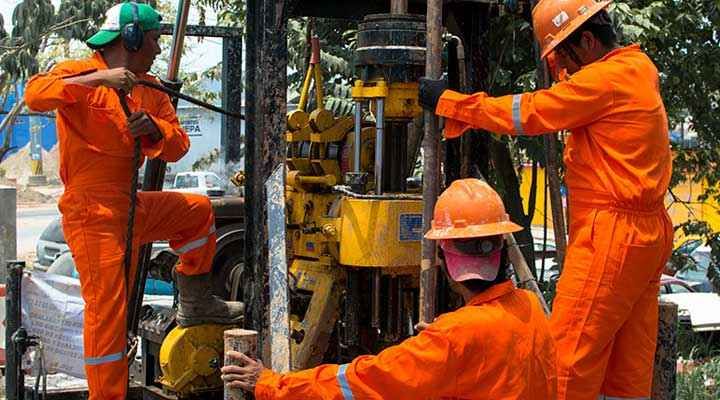 Un grupo de trabajadores de la construcción está trabajando en una máquina.