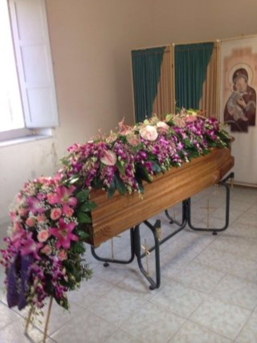 Cassa funebre con fiori