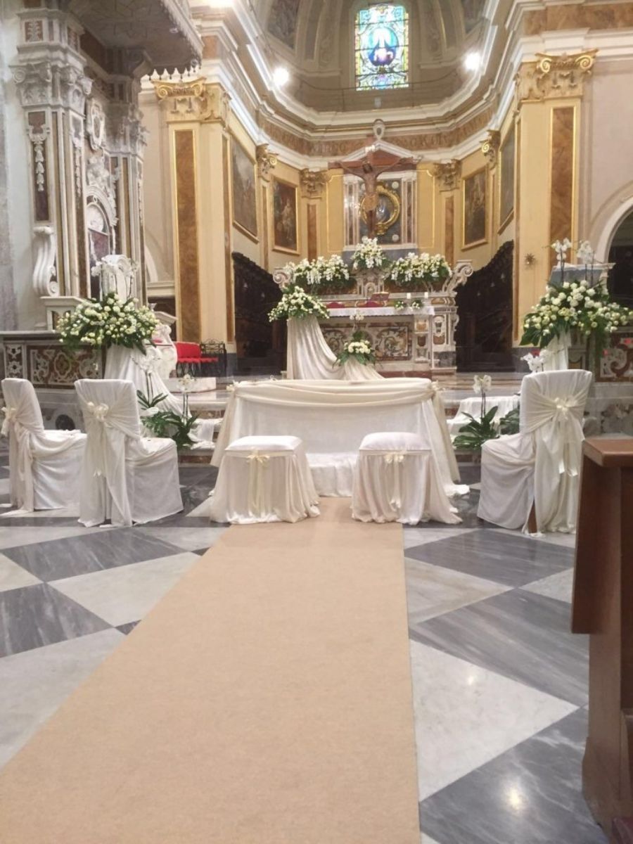 Allestimento chiesa per matrimonio