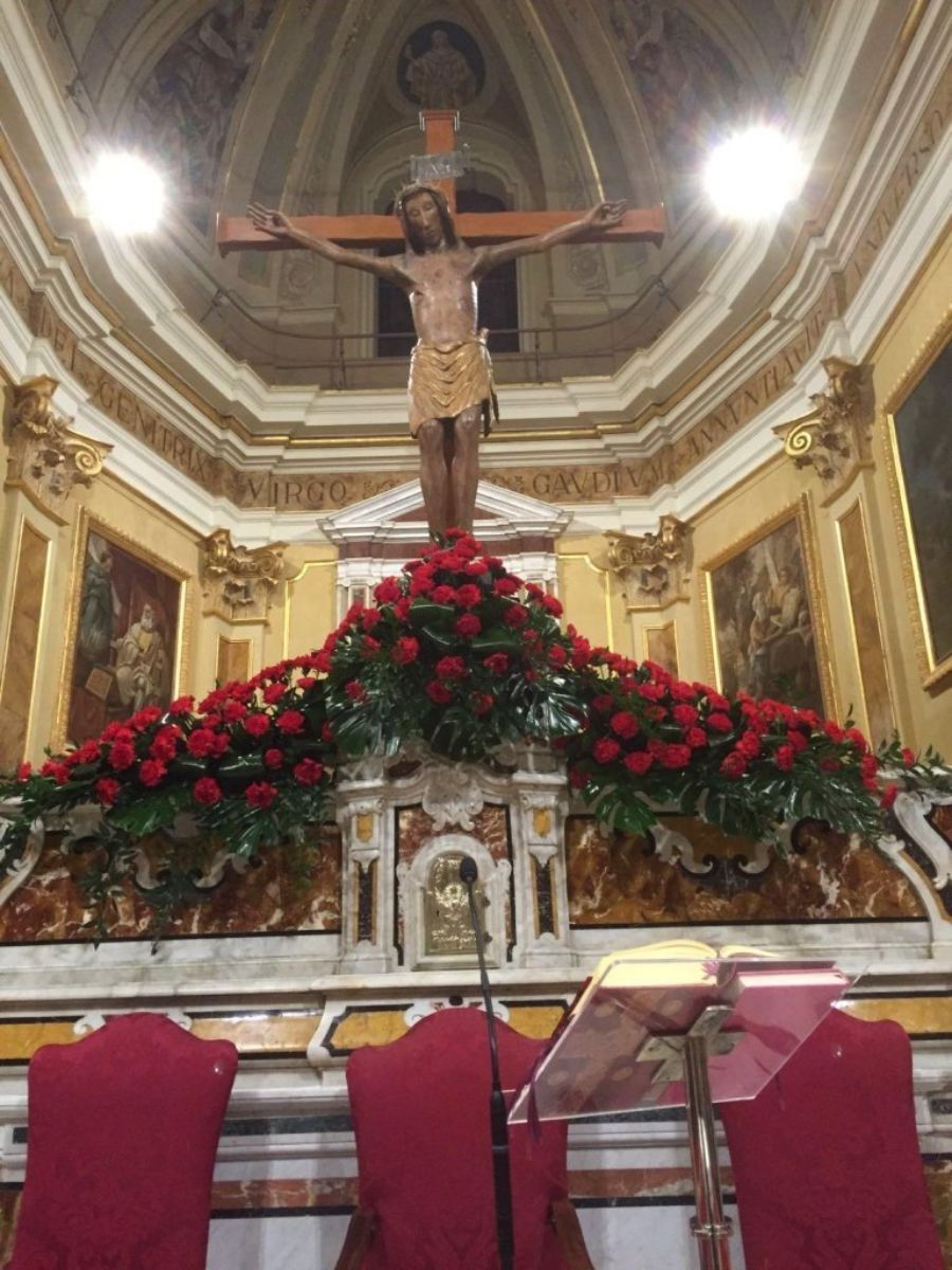 Fiori rossi nella chiesa