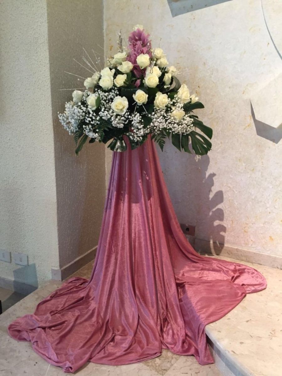 Bouquet rosa con fiori bianchi