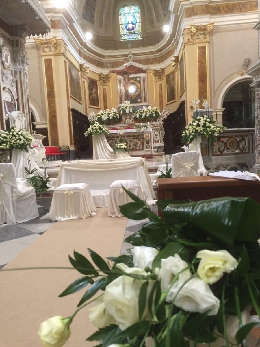 Addobbi floreali bianchi per matrimonio