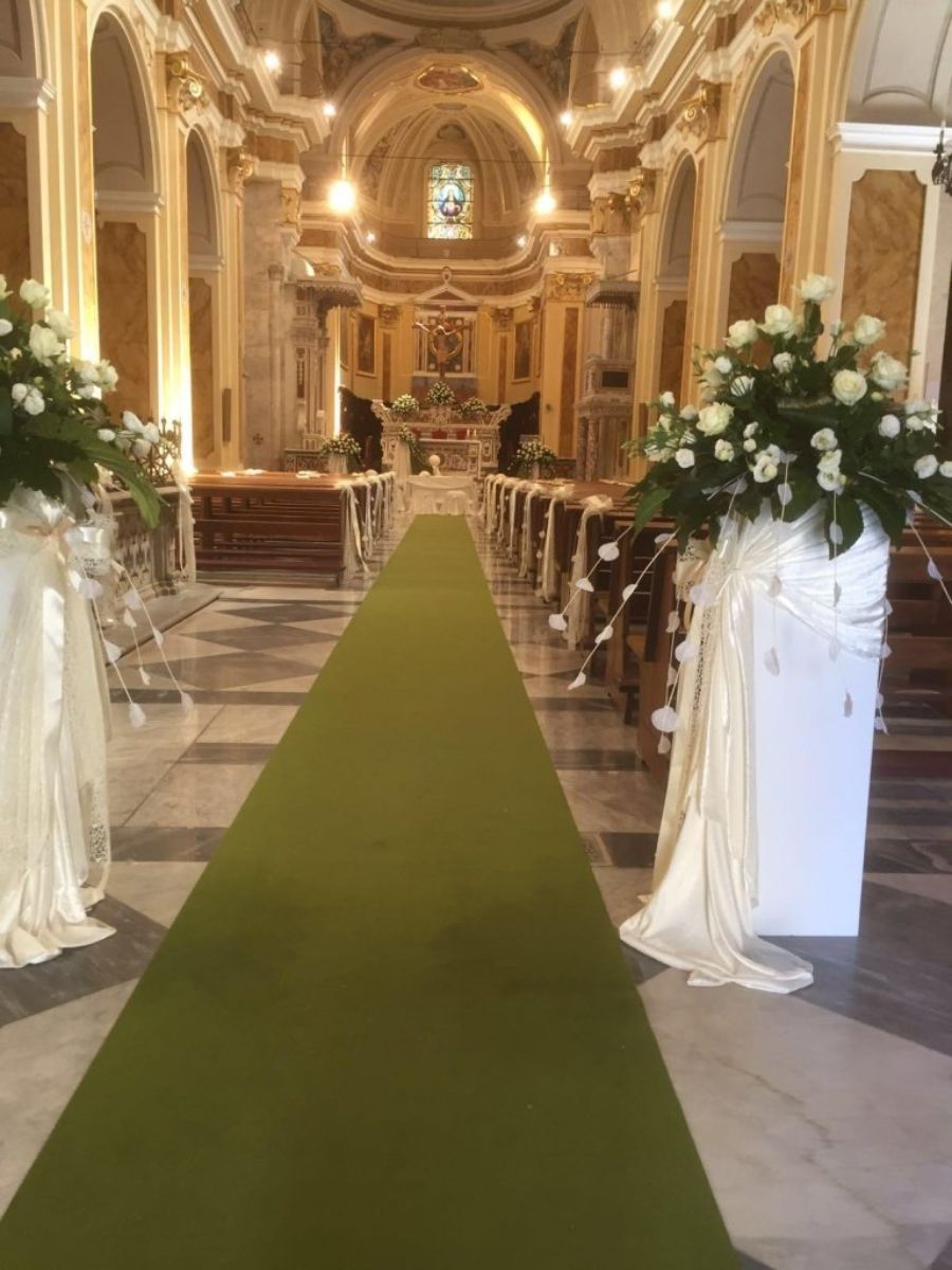 Navata della chiesa con tappeto verde