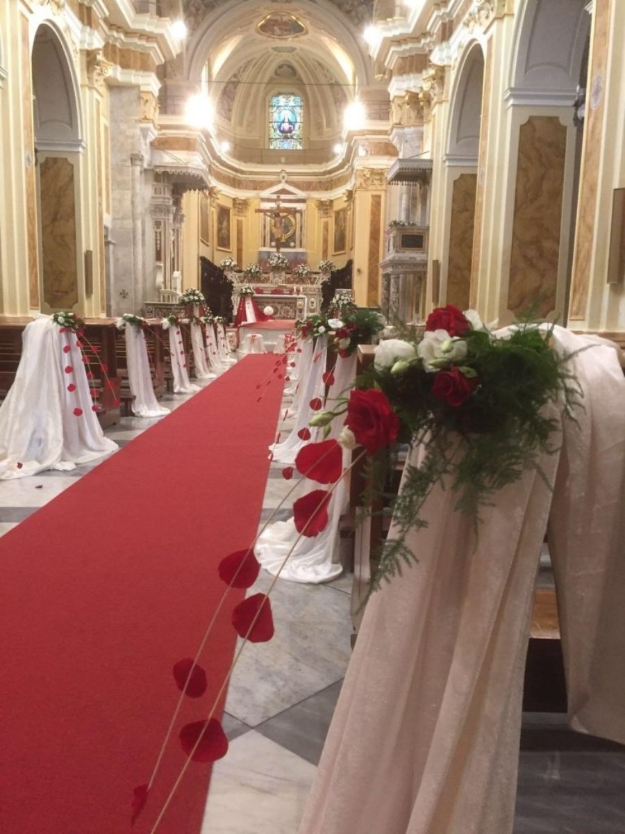 Chiesa con addobbi floreali