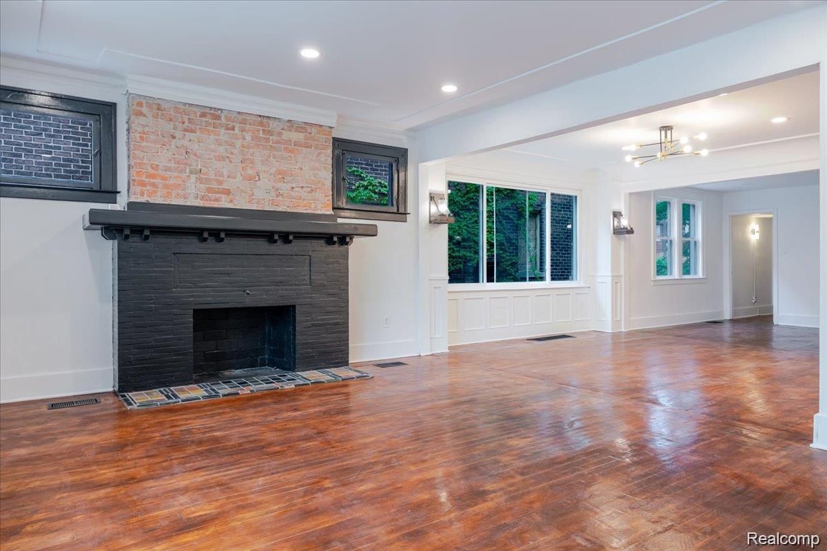 buy-luxury-homes-redford-mi-c-miles-realty