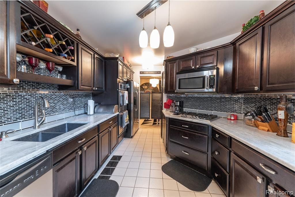 buy-luxury-west-bloomfield-condo-mi-c-miles-realty