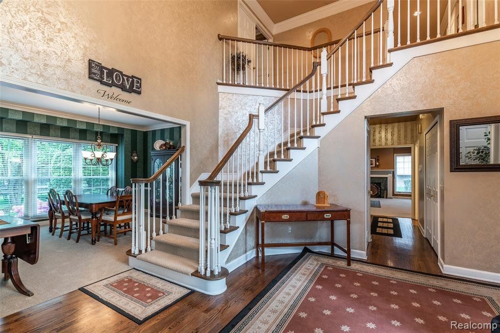 buy-luxury-homes-staircase-novi-mi-c-miles-realty