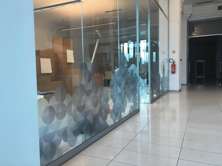 una parete di vetro con pellicola decorativa