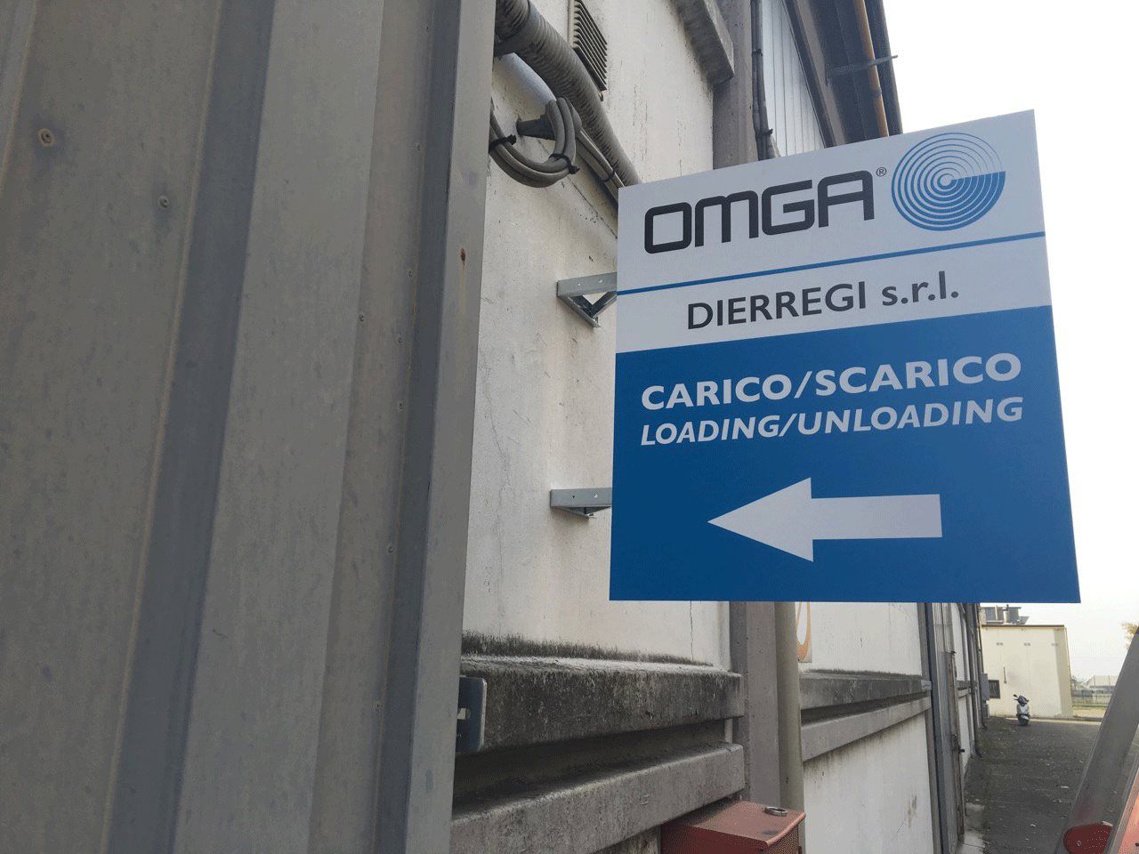 un cartello blu e bianco