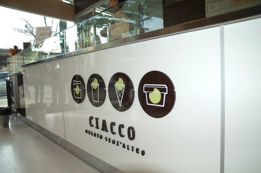 un bancone bianco con logo