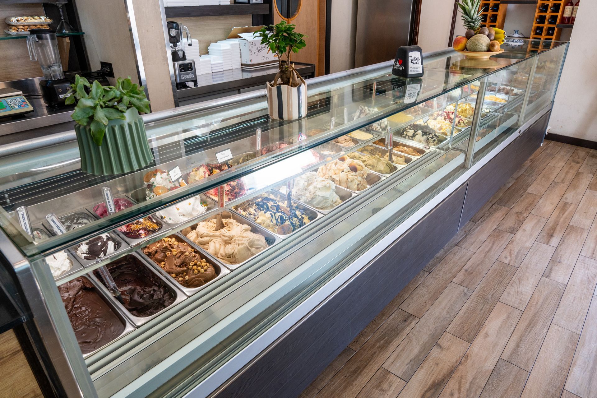 Vetrina da forno con assortimento di pasticcini e dessert dietro vetro