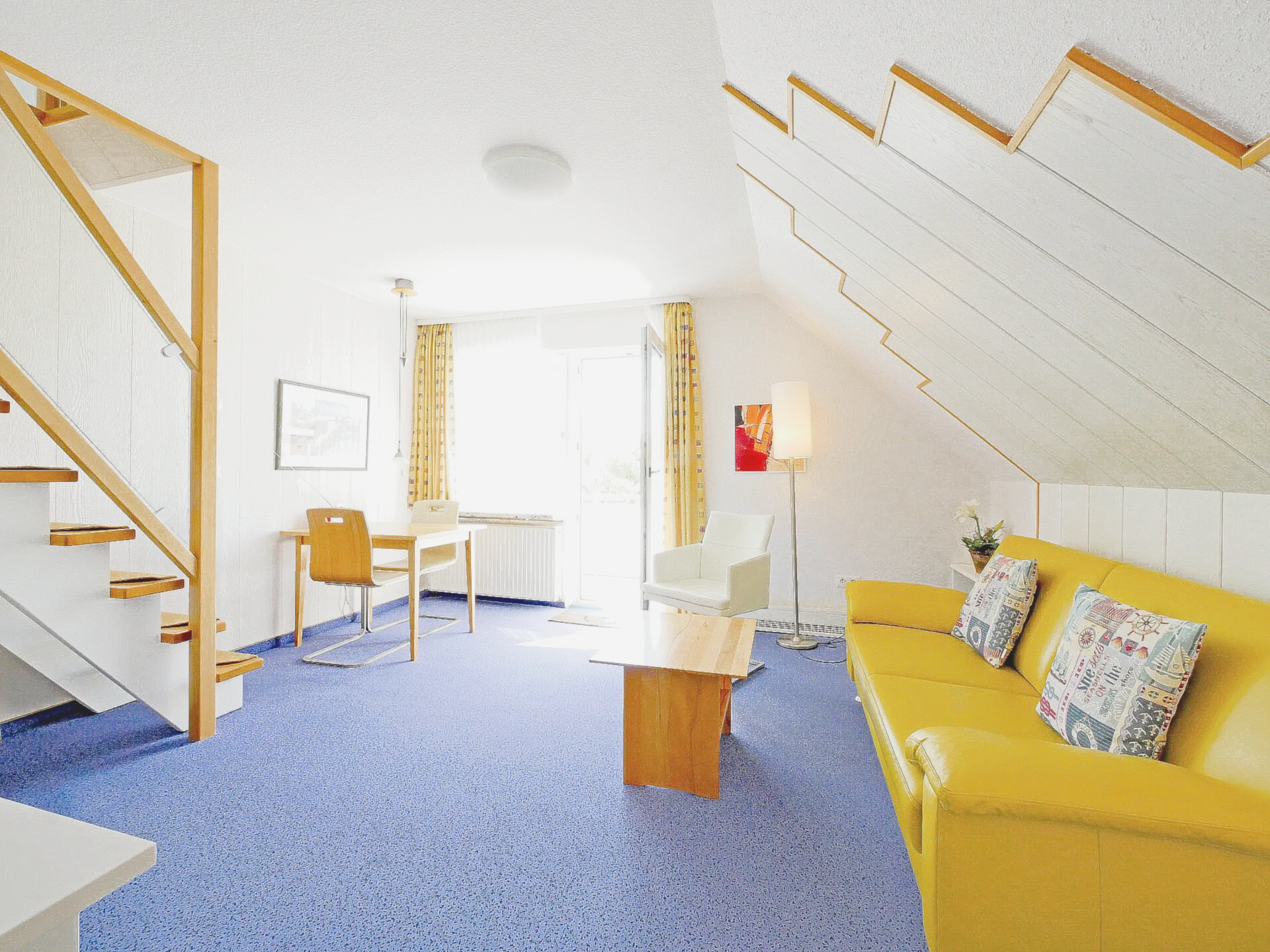 Wohnzimmer mit Blick auf den Westbalkon Appartmenthaus Seestern App.Nr. Wohnzimmer