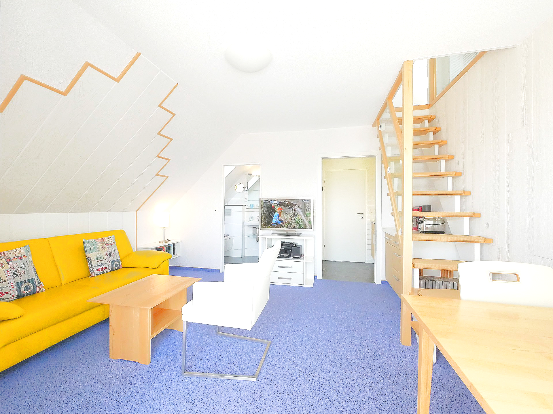 Treppe beleuchtet, elektrisch zuziehbarer Schlafraum Appartmenthaus Seestern App.Nr.1