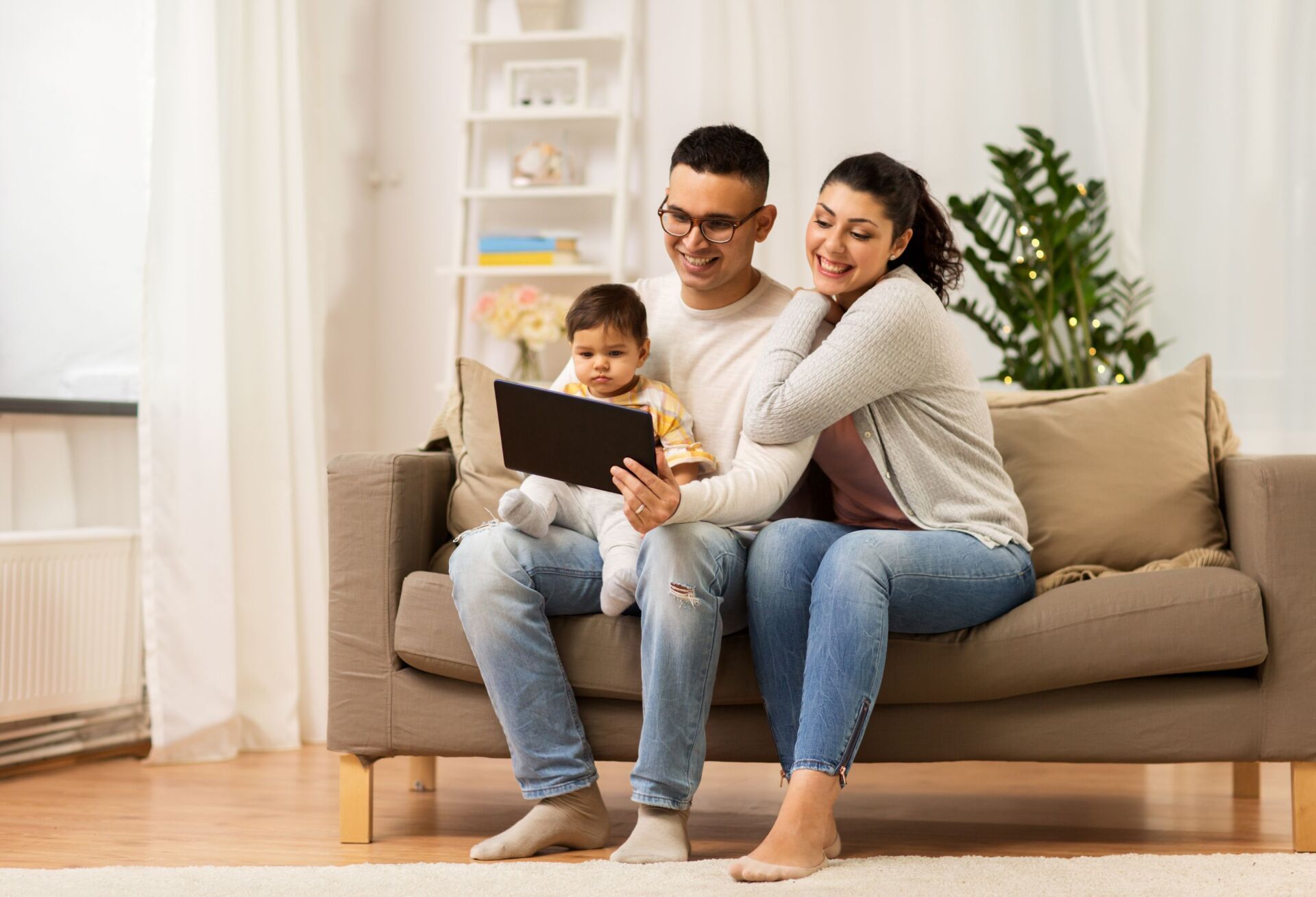 Семейные технологии. Семья и новые технологии. Family and Baby at Sofa.