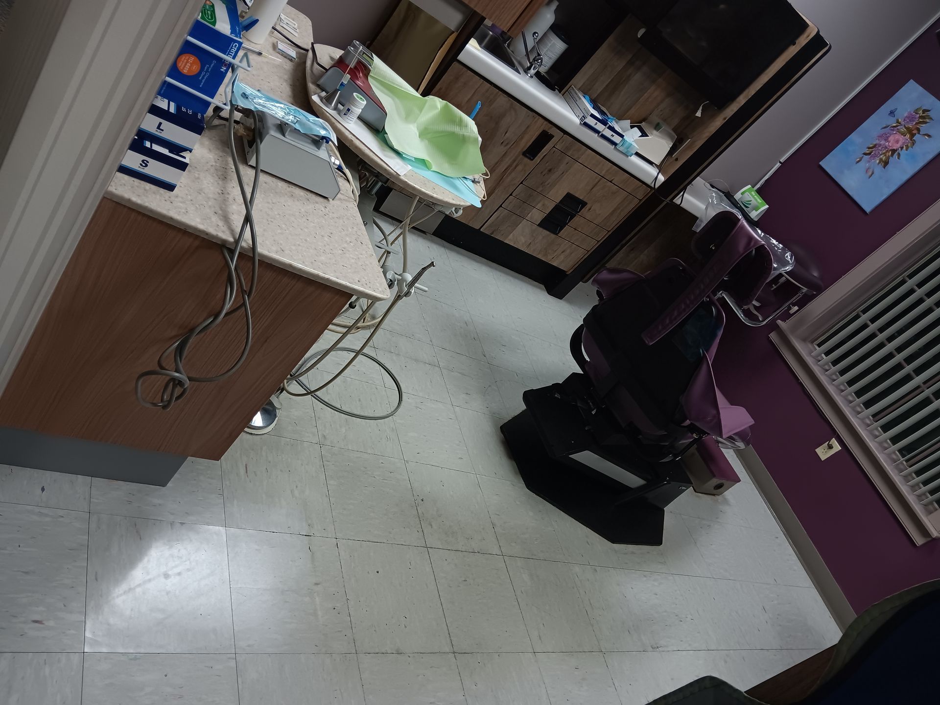 A room with a purple wall and a box that says ' mack ' on it