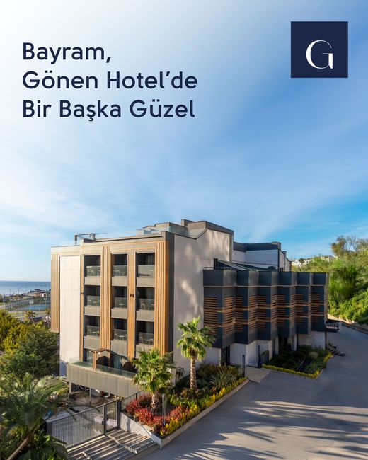 Mavi gökyüzü altında, Türk tatili yazısıyla süslenmiş Gönen Oteli'nin dış cephesi, bej renkli modern bina.