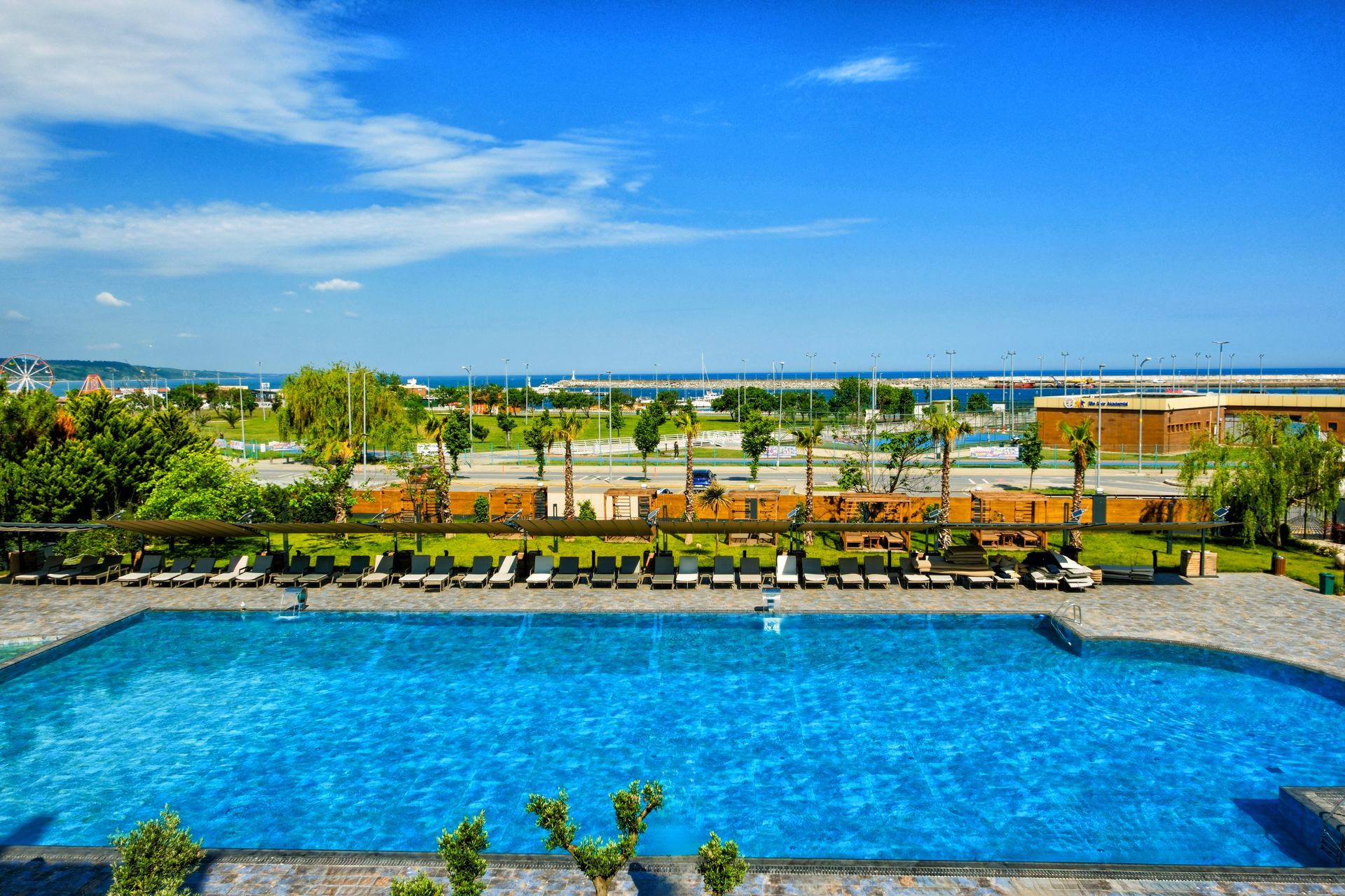 Sile Gönen Hotel,  Sauna, masaj yatakları, lavabo ve havuz alanına bakan büyük bir pencereye sahip spa odası.