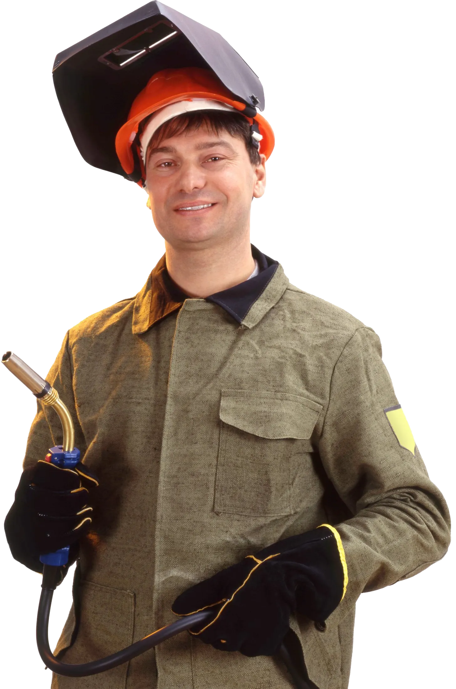 Soudeur portant un équipement de protection, tenant une torche de soudage, souriant.