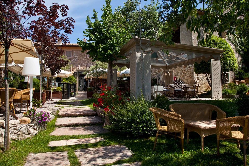 Giardino del ristorante panoramico sul Lago di Garda
