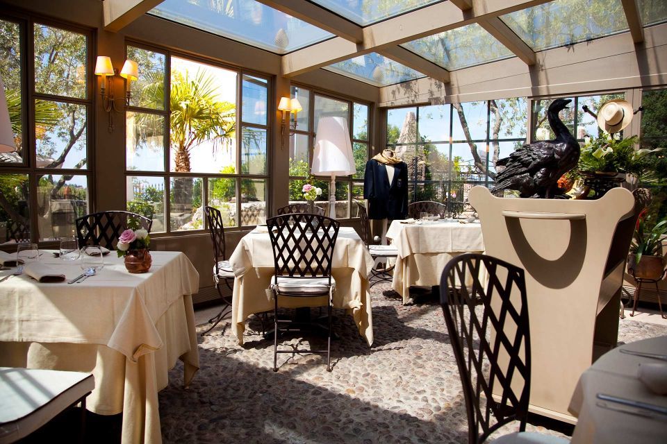 Tavoli all'aperto al ristorante con vista sul Lago di Garda