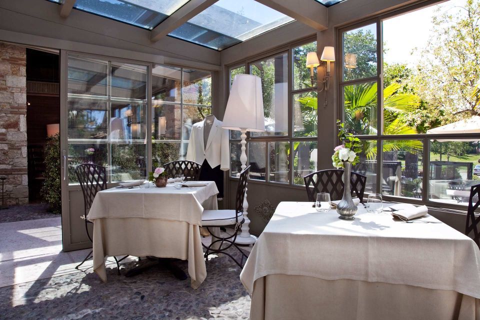 Veranda del ristorante con vista sul Lago di Garda