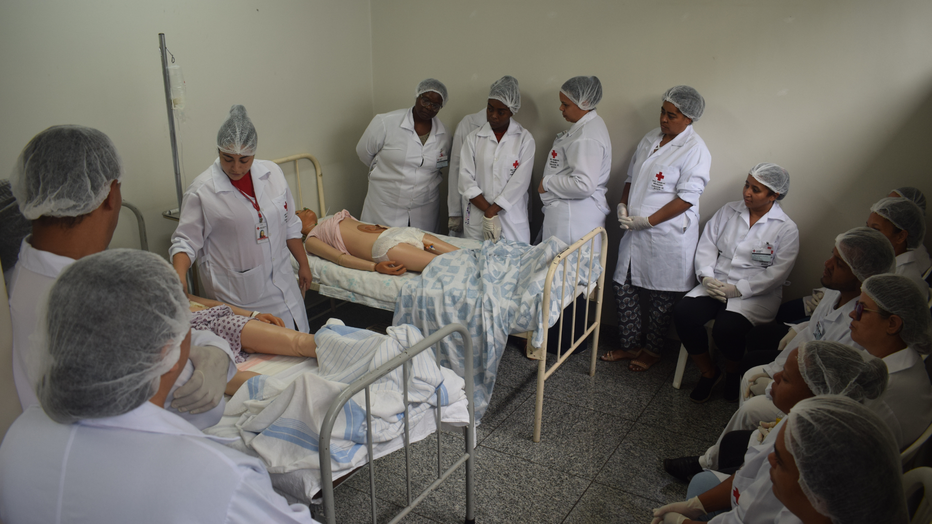 imagem de estudantes do curso de cuidador de idosos em BH pela CVB-MG.