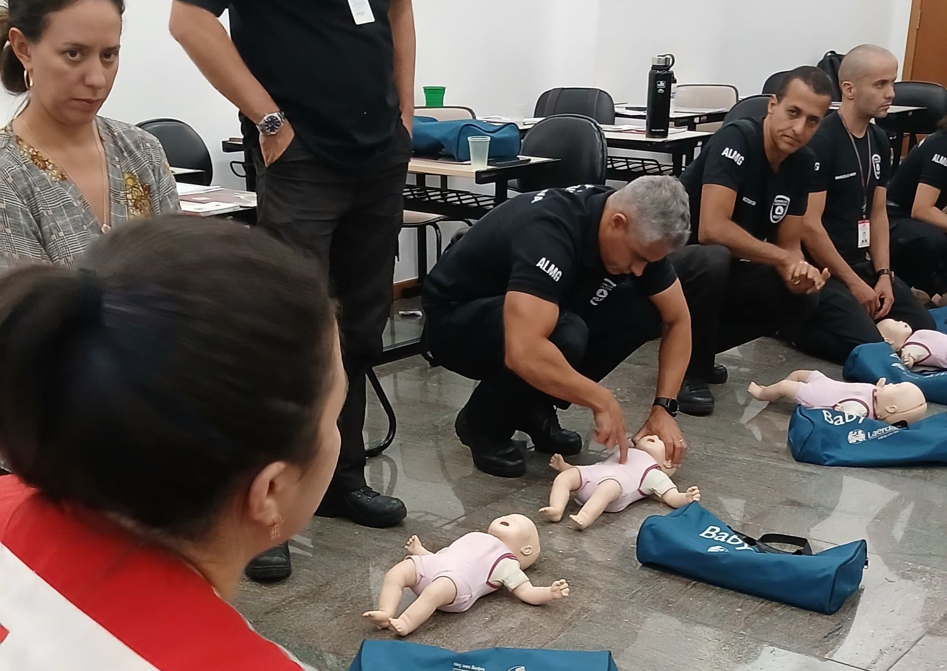 primeiros socorros sendo ministrado em um curso da Cruz Vermelha de Minas Gerais.