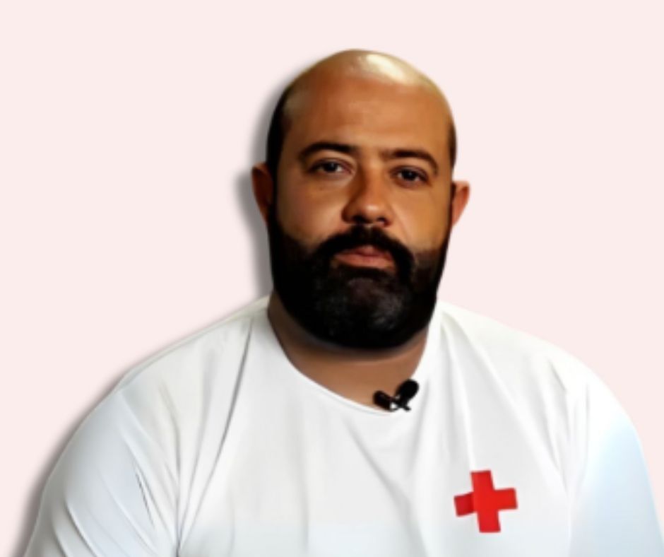 Um homem de camisa branca