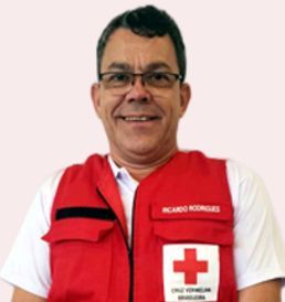 Um homem vestindo um colete vermelho com uma cruz branca