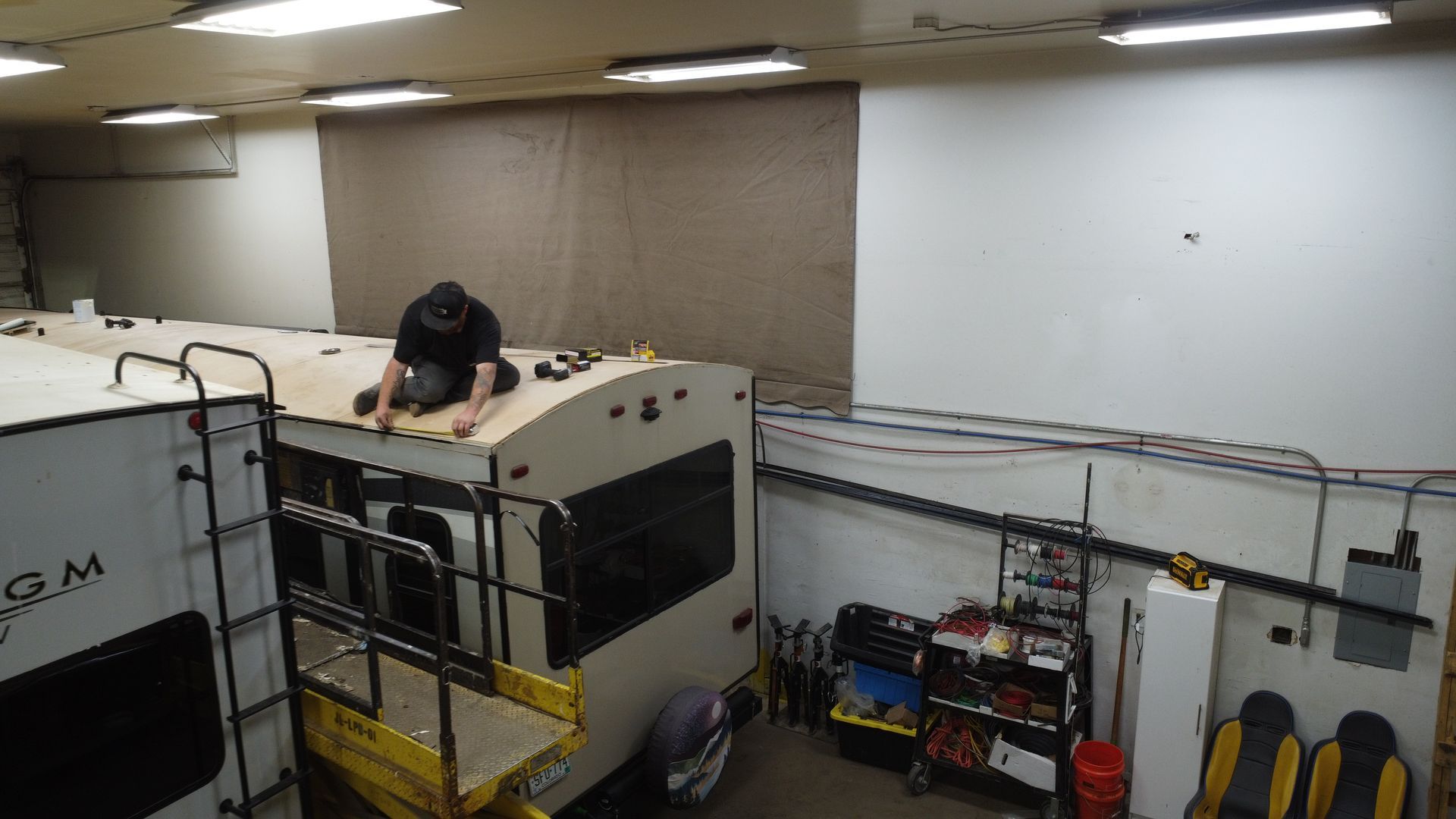 Jefe's RV technician repairs a roof