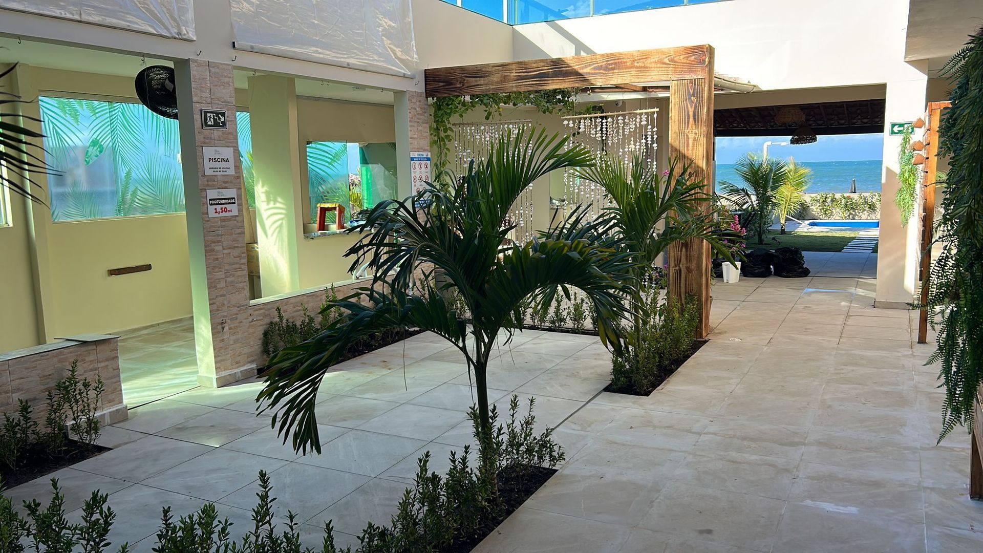 Há uma palmeira no meio do pátio.