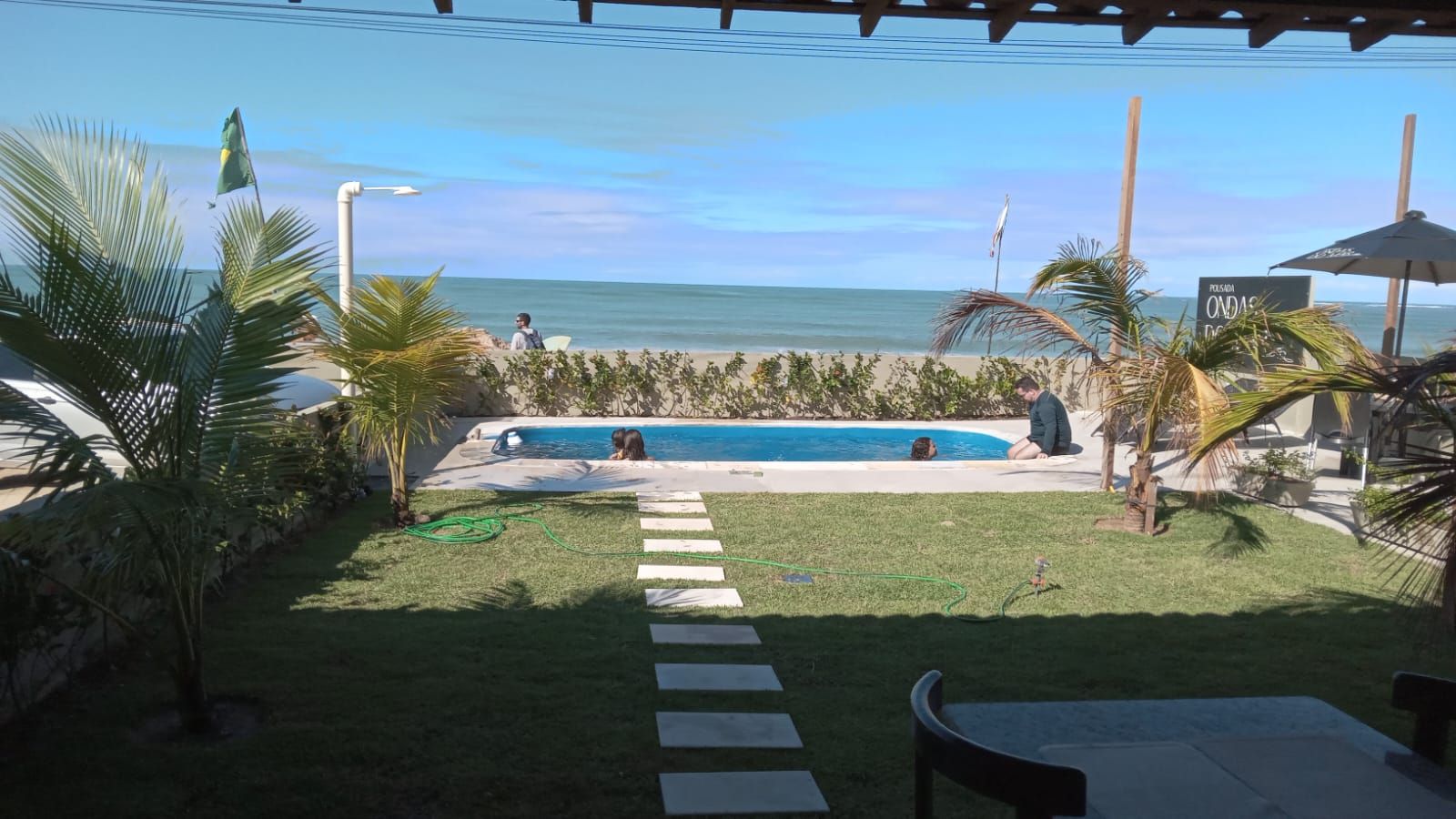 Uma vista de uma piscina e do oceano de uma casa