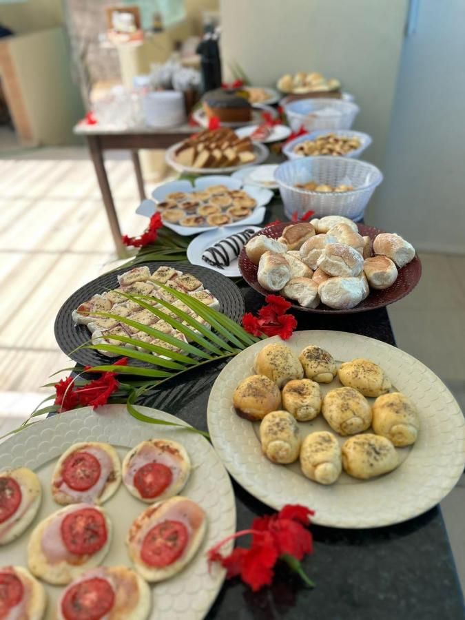 Uma mesa coberta com pratos de comida e flores.