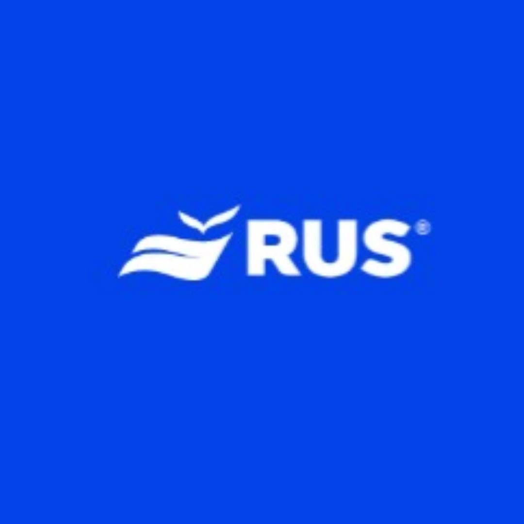 Logotipo blanco sobre fondo azul: ondas y hojas estilizadas con el texto "RUS".