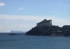 Castello di Baia con vista sul mare