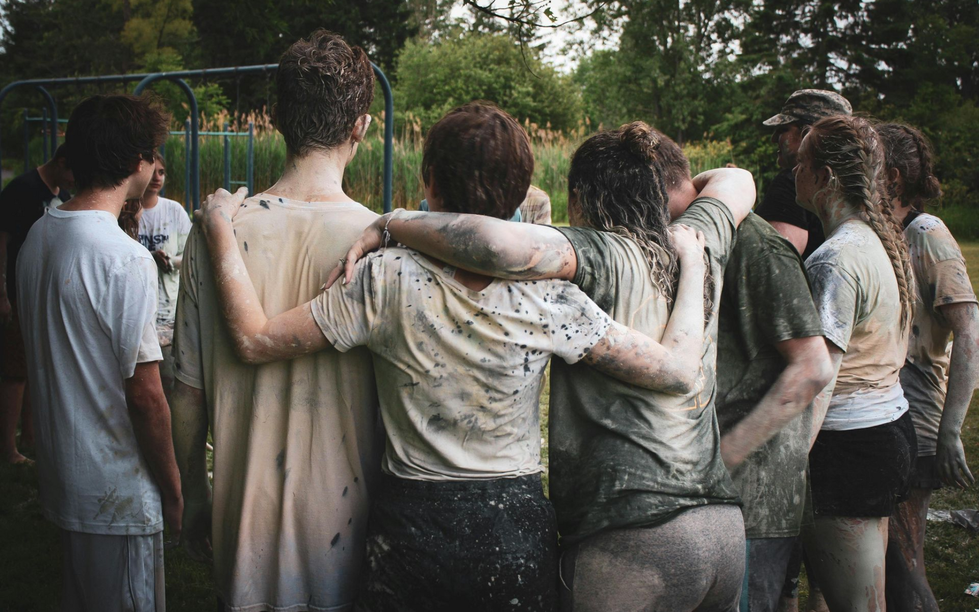 Een oudere vrouw houdt een kokosnoot in haar handen en lacht.