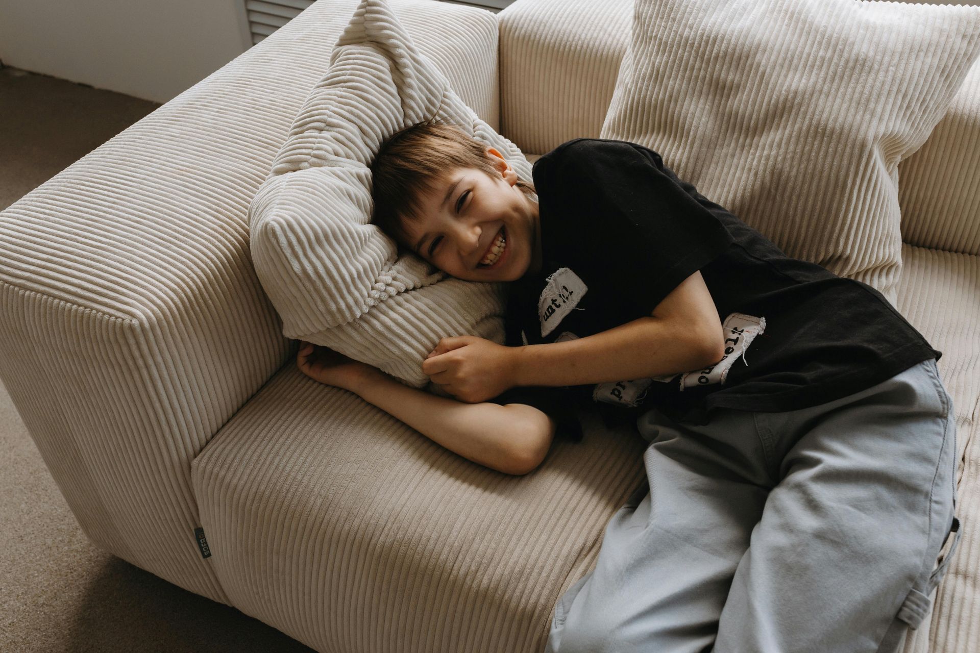 Een oudere vrouw houdt een kokosnoot in haar handen en lacht.