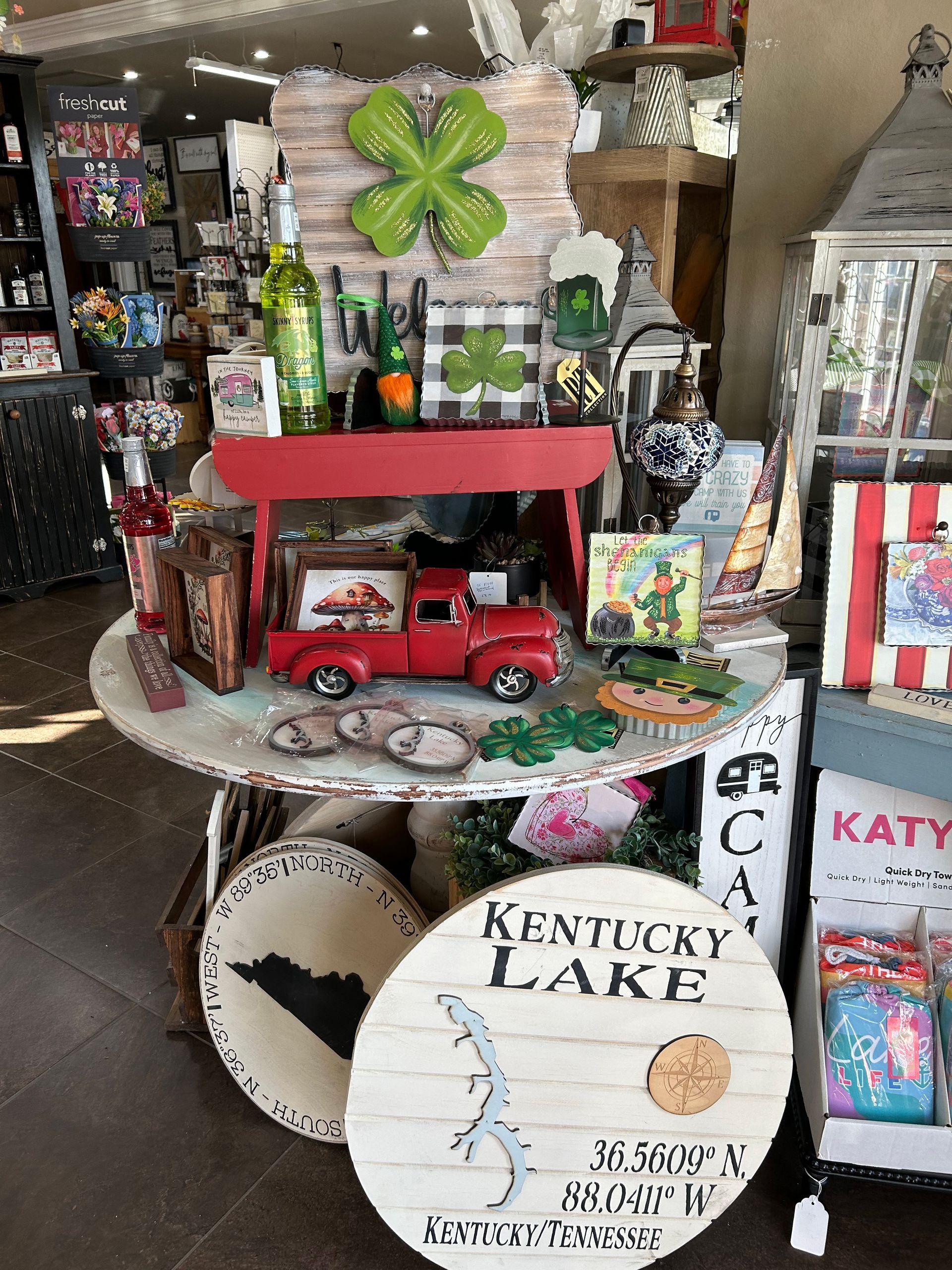 A table with a sign that says kentucky lake on it