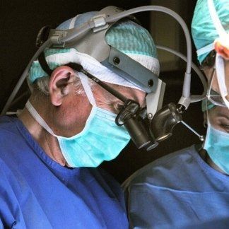 Il dottor Alberto Roggia in sala operatoria