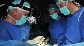 Una fase di un intervento del dottor Roggia in sala operatoria