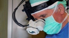 primo piano dottor Roggia durante intervento andrologia