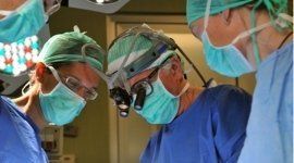 primo piano dei dottori durante un intervento alla prostata