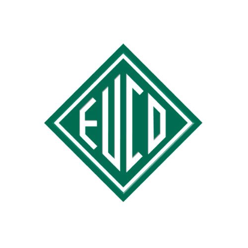 Un logotipo en forma de diamante blanco con un borde verde oscuro y letras verdes que dicen