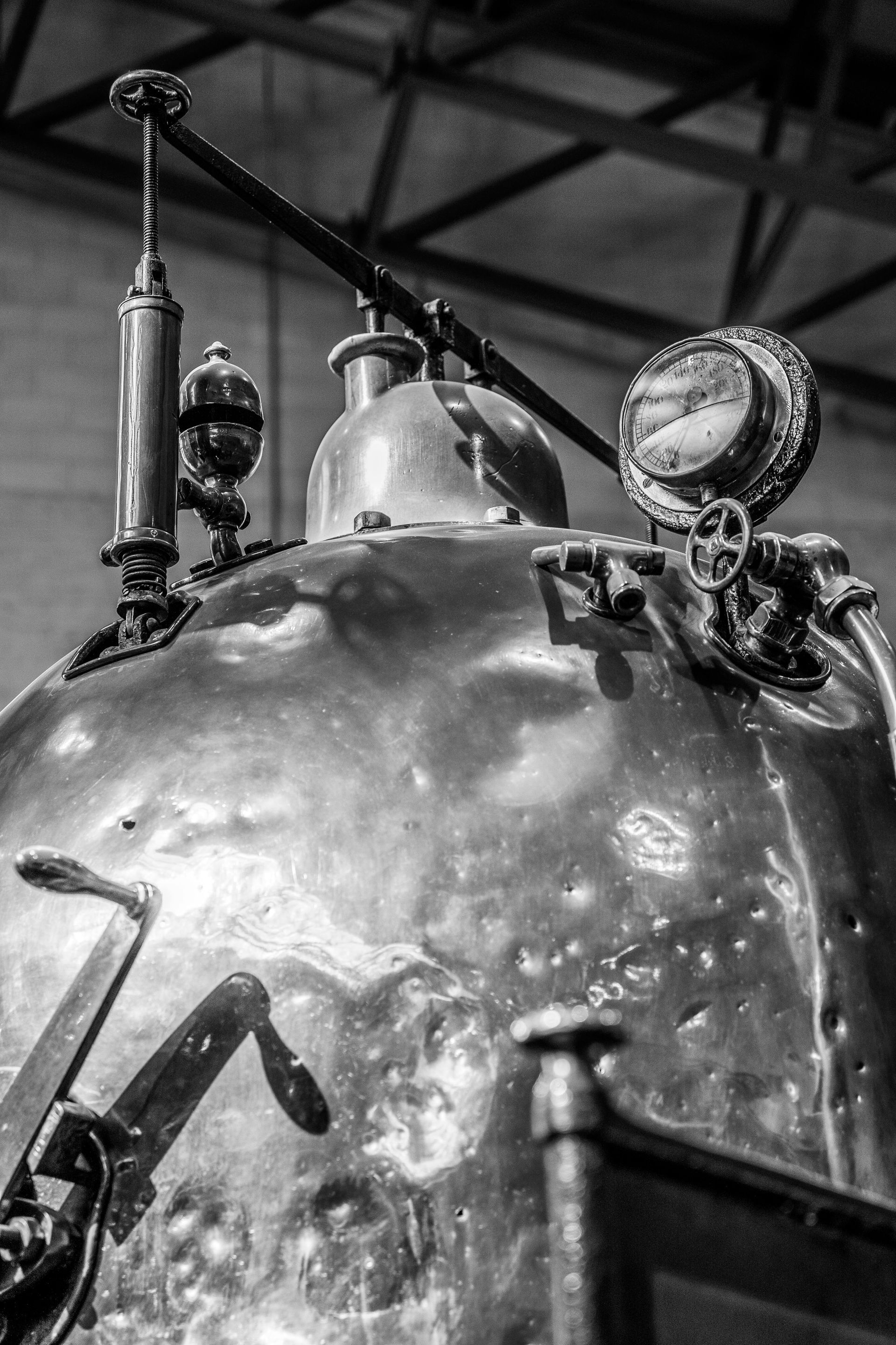 Central heating boiler, electrical wiring and thermostat connection