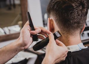 Perfil de una persona con cabello corto rubio platino